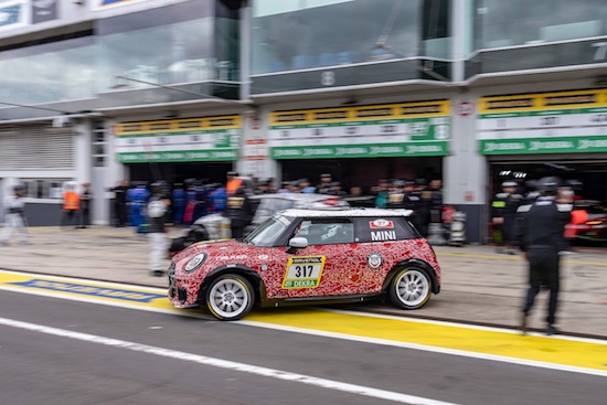 全新MINI John Cooper Works榮獲紐博格林24小時耐力賽小組冠軍_fororder_image003