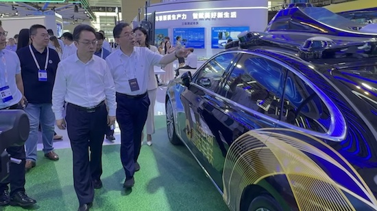 2024世界智慧産業博覽會舉行 天津市領導蒞臨蘑菇車聯展臺參觀調研_fororder_image002