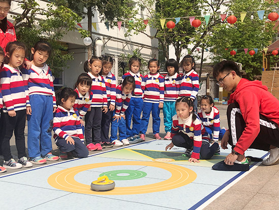 助力冬奧 豐臺街道百餘小朋友體驗冰壺樂趣