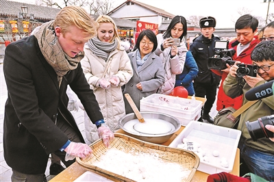 恭王府小廣場 現搖元宵賞花燈