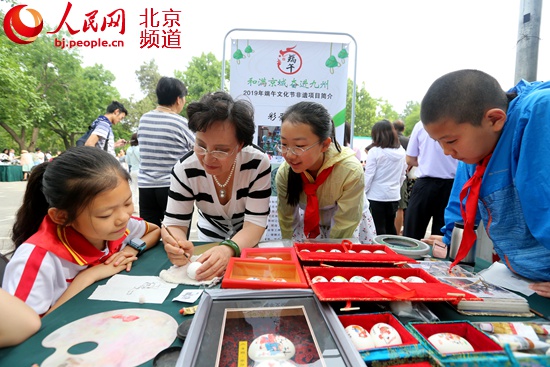 賽龍舟 包粽子 北京東西城12支龍舟隊同湖競技迎端午