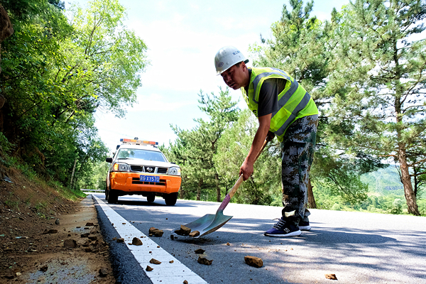 The “road maintenance army”in Tianchi Squad_fororder_2