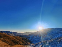 在拉脊山巔邂逅雪山日出