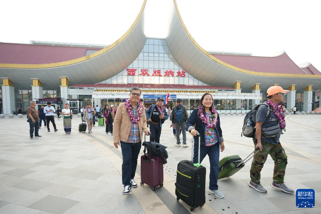 抵達！首個東盟國家旅遊團免簽入境雲南西雙版納