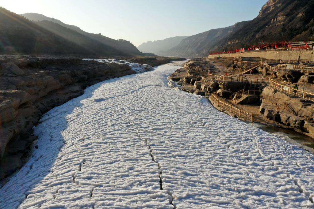 持續低溫 黃河壺口瀑布出現“流淩叉橋”奇特景觀