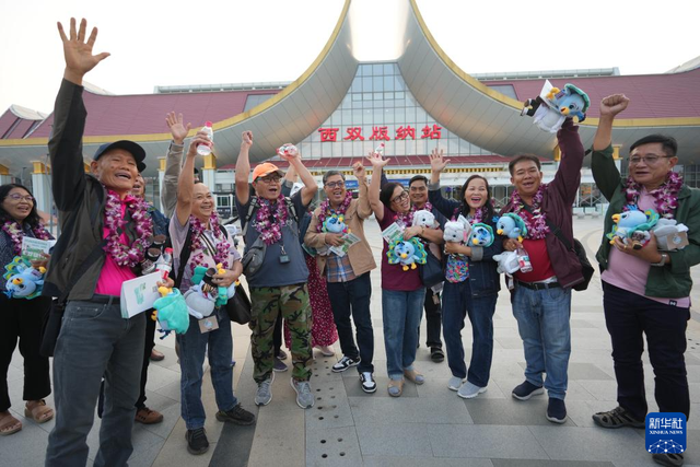 抵達！首個東盟國家旅遊團免簽入境雲南西雙版納