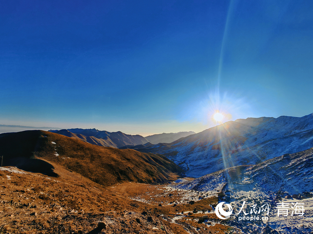 在拉脊山巔邂逅雪山日出