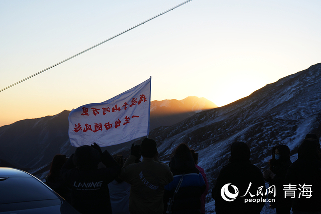 在拉脊山巔邂逅雪山日出