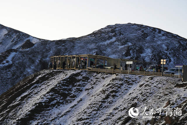 在拉脊山巔邂逅雪山日出