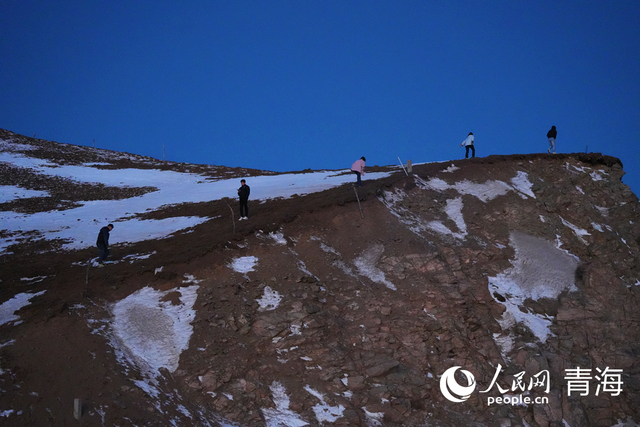 在拉脊山巔邂逅雪山日出