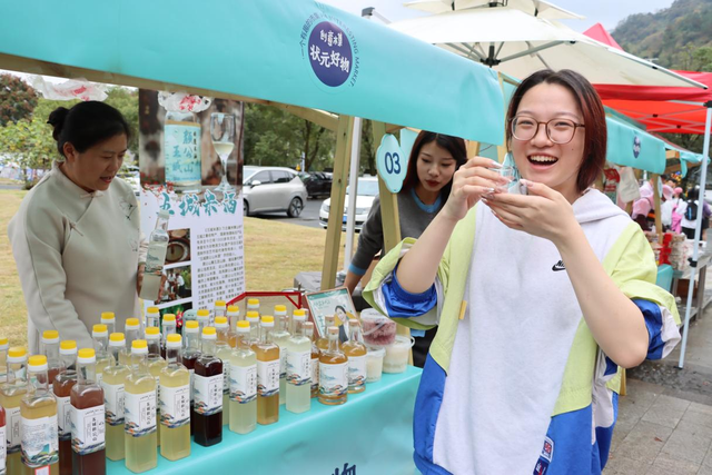 黃山市休寧縣：品美食賞花燈 學非遺逛小鎮