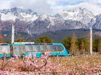 雲南麗江：雪山觀光火車開通運營