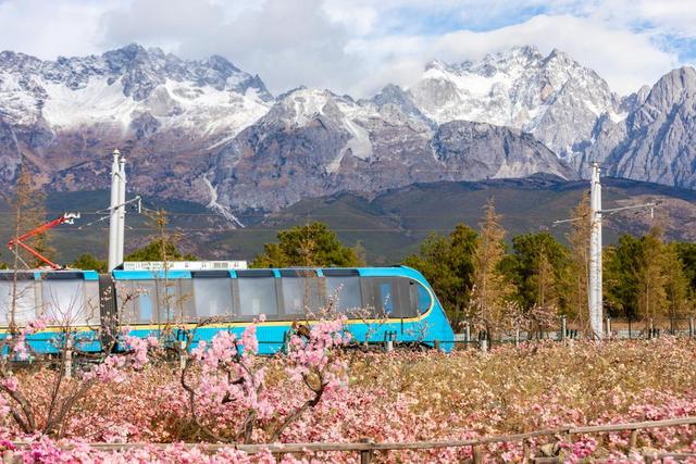 雲南麗江：雪山觀光火車開通運營