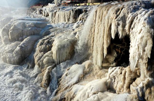 壯美如畫 黃河壺口瀑布迎來2025年首場降雪