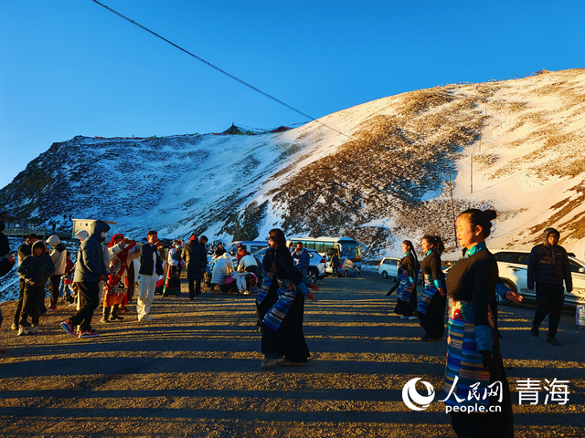 在拉脊山巔邂逅雪山日出