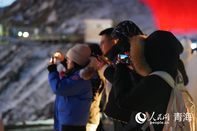 在拉脊山巔邂逅雪山日出