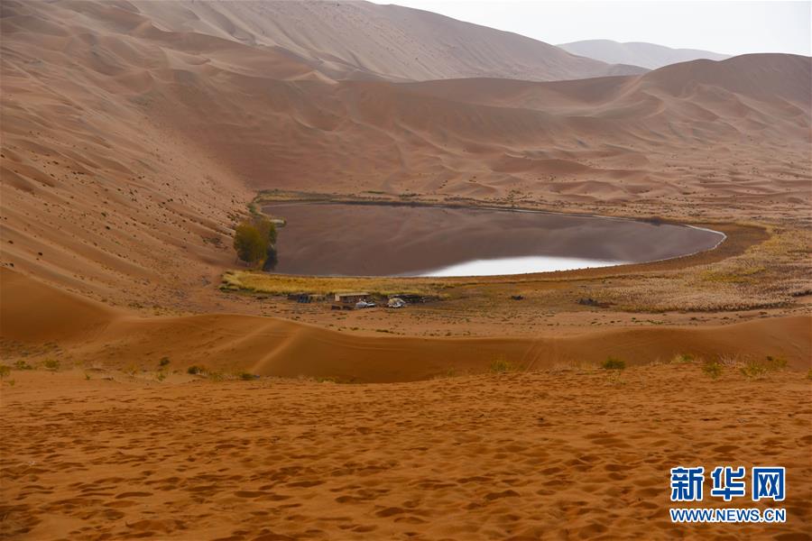 內蒙古：碧水和流線畫出美麗巴丹吉林