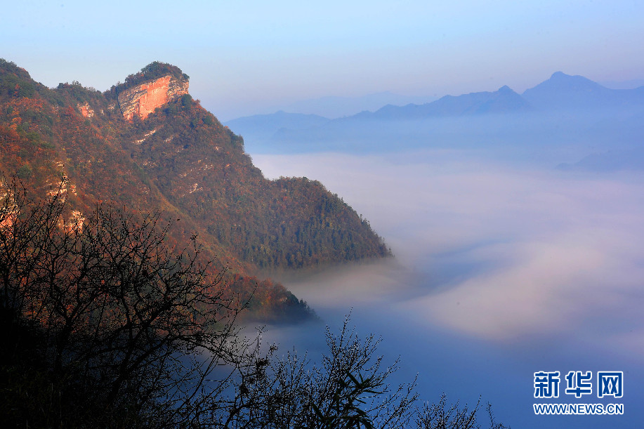 安徽齊雲山：晨曦初露浮雲遊 遠山如黛天邊舟