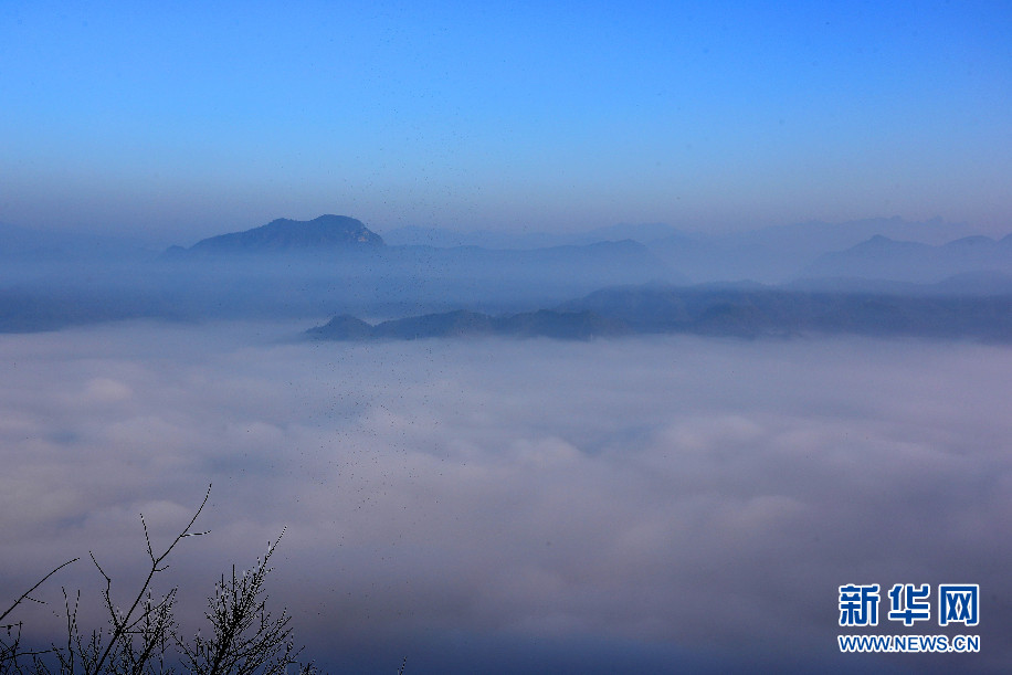 安徽齊雲山：晨曦初露浮雲遊 遠山如黛天邊舟