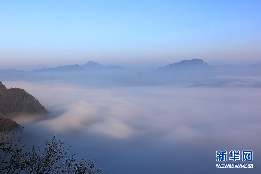 安徽齊雲山：晨曦初露浮雲遊 遠山如黛天邊舟