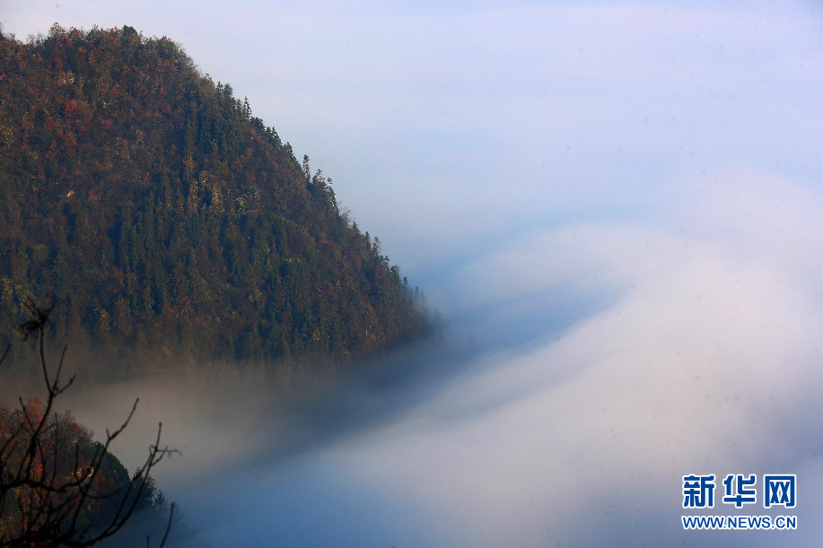 安徽齊雲山：晨曦初露浮雲遊 遠山如黛天邊舟