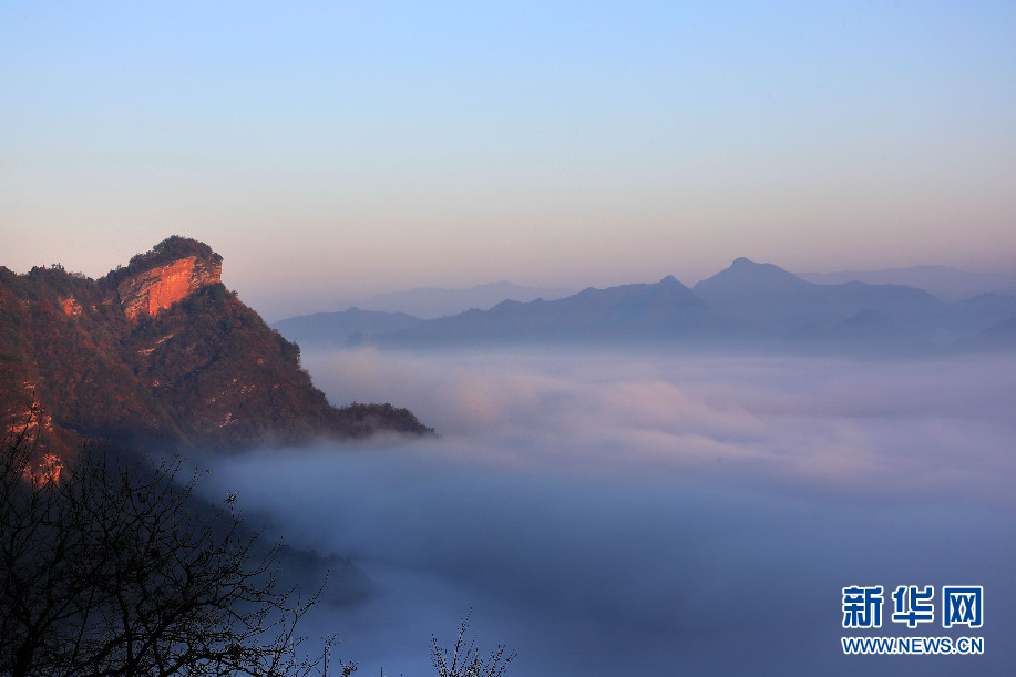 安徽齊雲山：晨曦初露浮雲遊 遠山如黛天邊舟