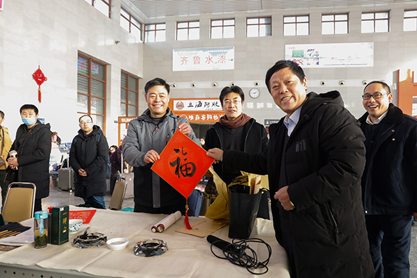 春運民間藝術“走進”山東聊城火車站