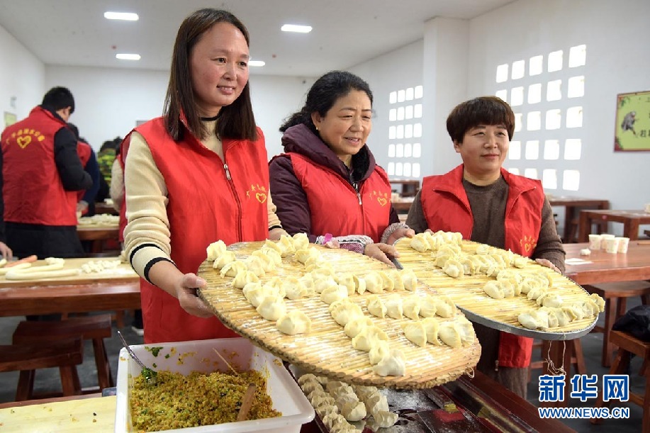 河北廣平：百人餃子宴傳承敬老情