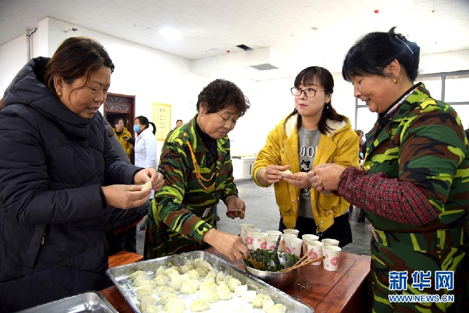 河北廣平：百人餃子宴傳承敬老情