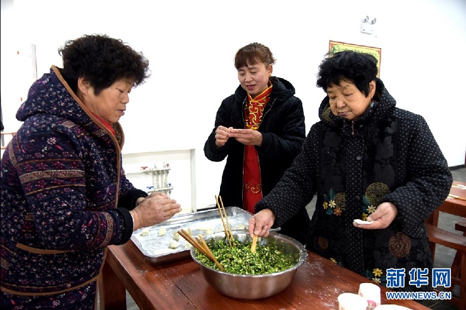 河北廣平：百人餃子宴傳承敬老情