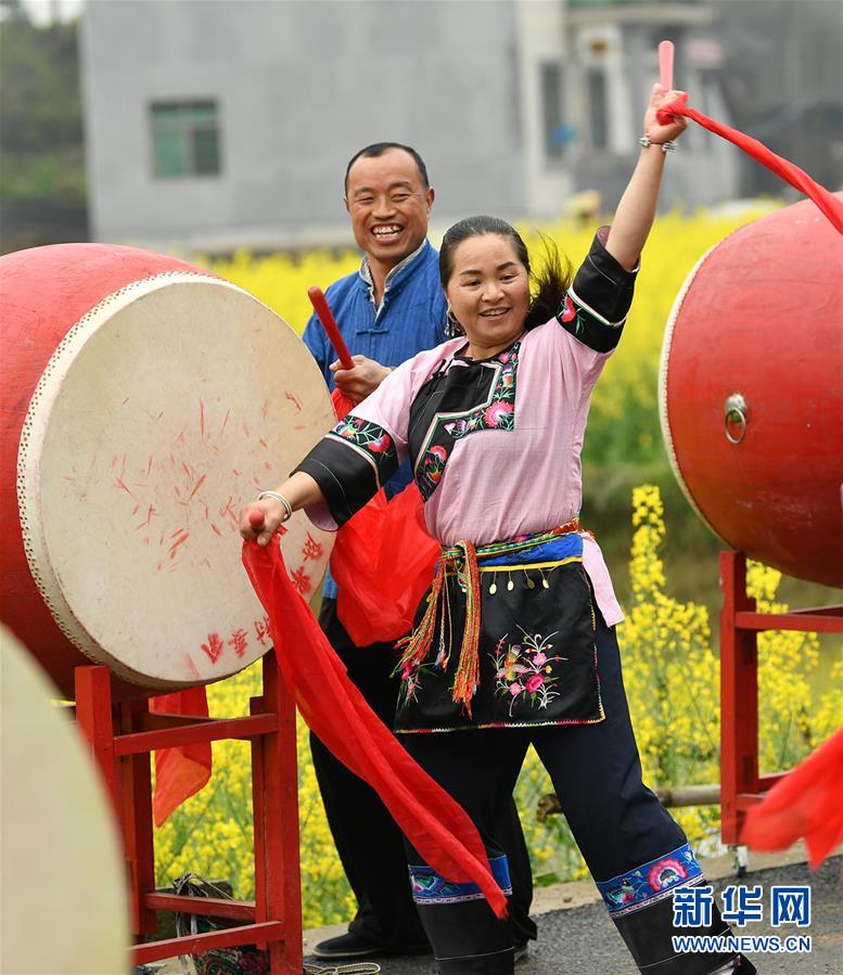 湖南湘西：趕“桃花會”享春光