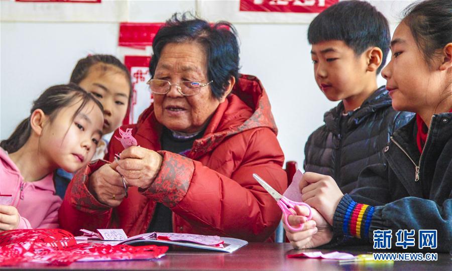 河北永清：剪紙迎新年