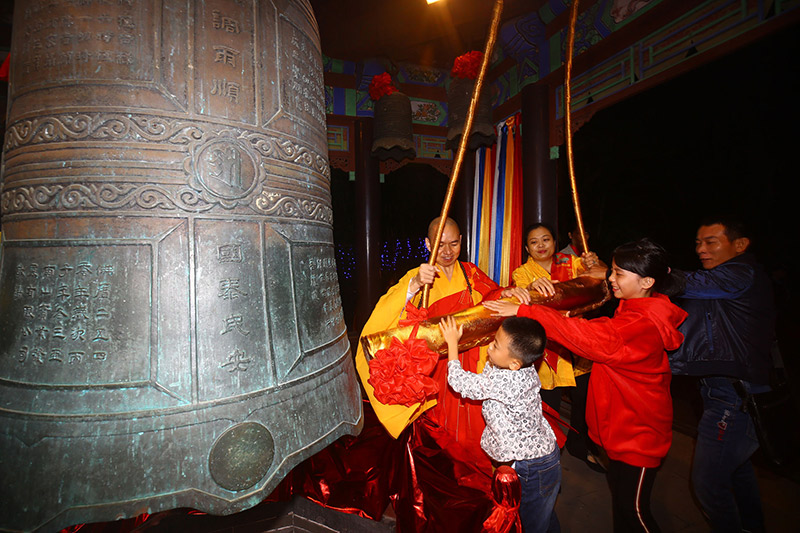 三亞南山撞鐘祈福迎新 敲響祖國最南端鐘聲