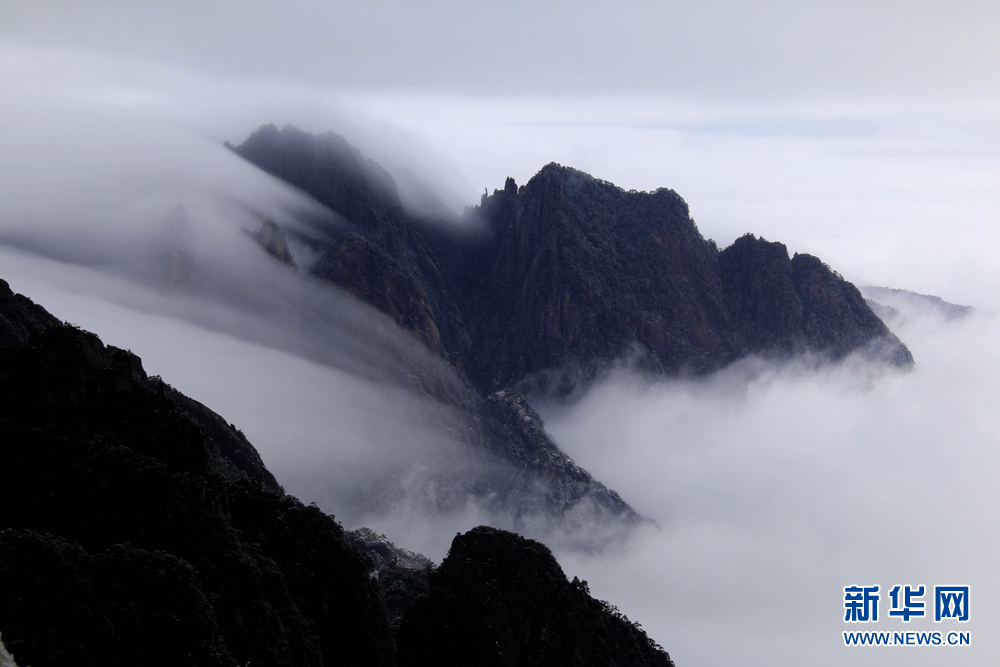 安徽黃山：流雲度山海 飛雪又春風