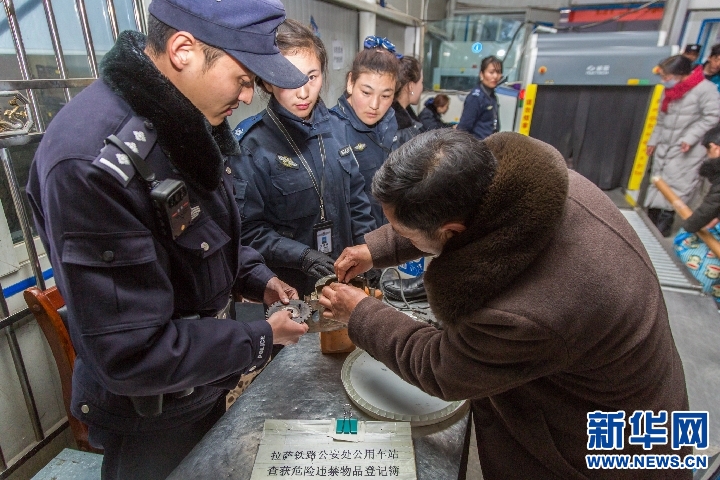 拉薩鐵路警方溫情守護歸家路（圖）