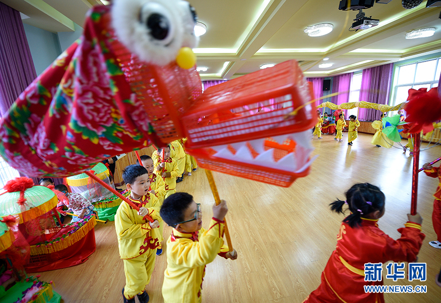 寧夏：新學期幼兒園裏學社火