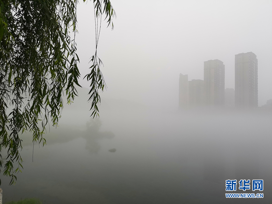 安徽梅山：雨後梅山霧朦朧 半山半水掩新城