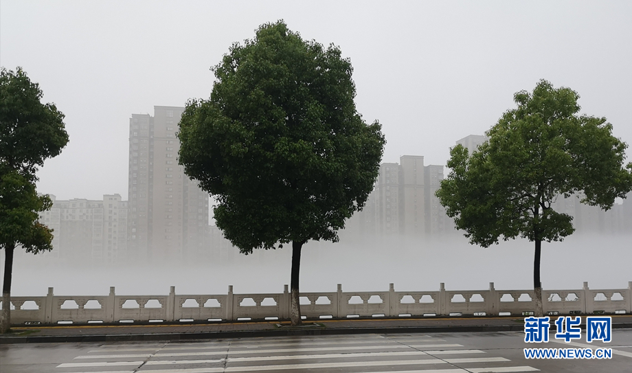 安徽梅山：雨後梅山霧朦朧 半山半水掩新城