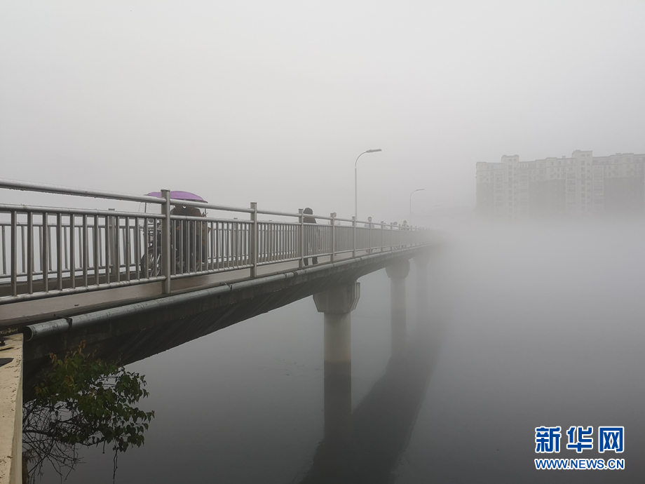 安徽梅山：雨後梅山霧朦朧 半山半水掩新城