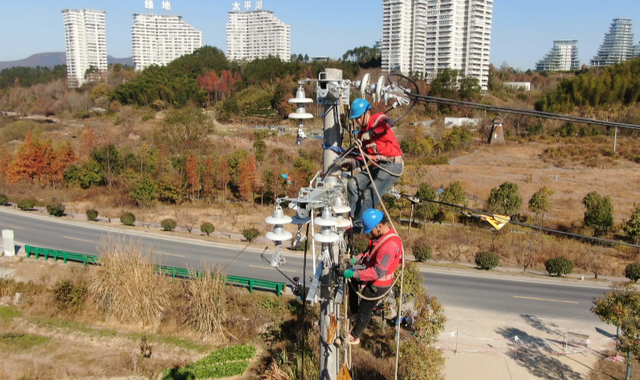 黃山市首次“4+2”聯合帶電作業順利完成_fororder_1