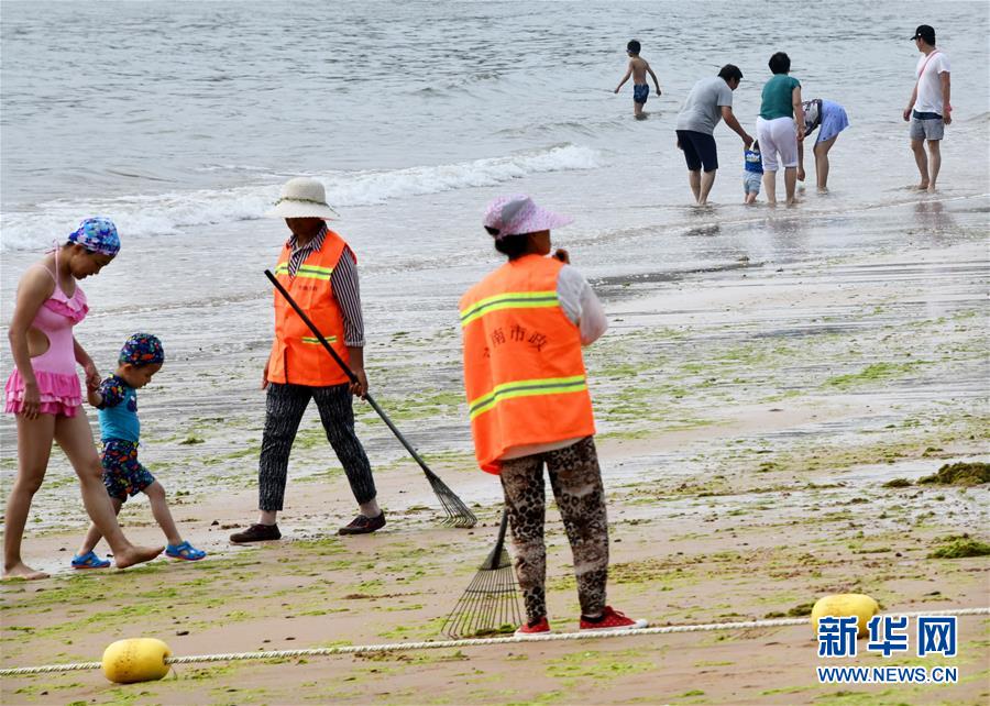 青島：清理海灘迎客來