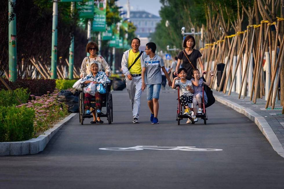 圖片默認標題_fororder_在街頭悠閒漫步的市民 攝影 哈裏安迪•哈非德