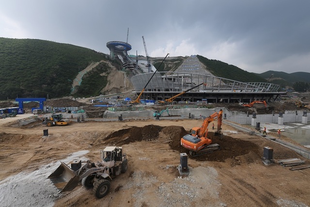 北京冬奧場館國家跳臺滑雪中心建設推進中