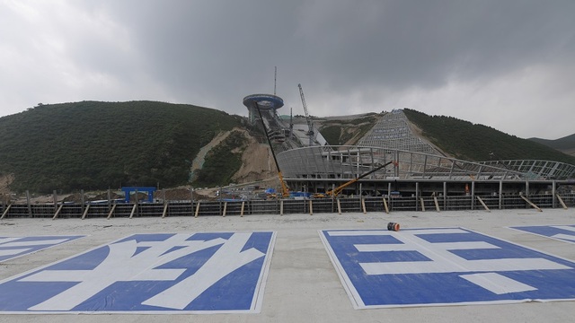 北京冬奧場館國家跳臺滑雪中心建設推進中