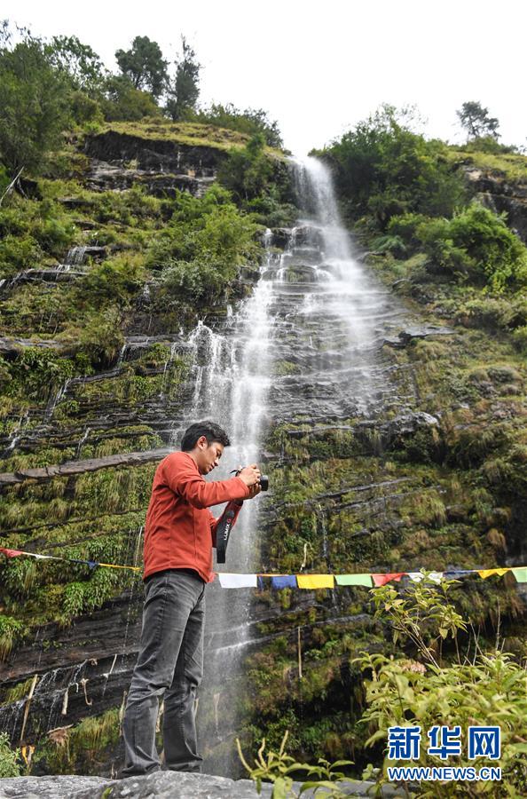 西藏山南市：山水秘境勒布溝