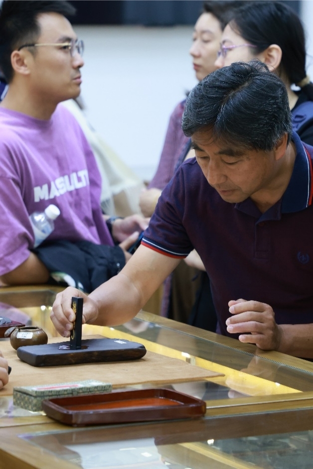 木版浮水印、鋦瓷、品茗······ 巴西攝製團隊帶你感受“魅力北京”（組圖）_fororder_圖片2