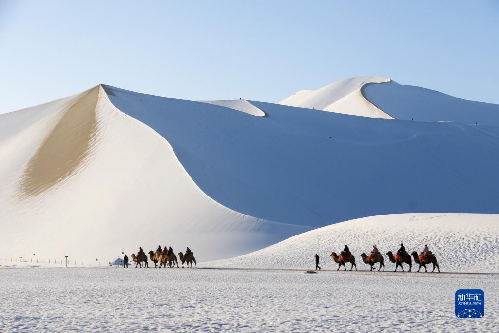 甘肅敦煌：雪後大漠景如畫