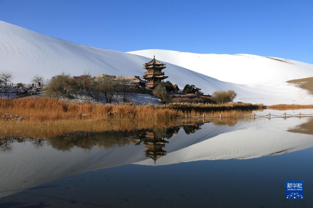 甘肅敦煌：雪後大漠景如畫