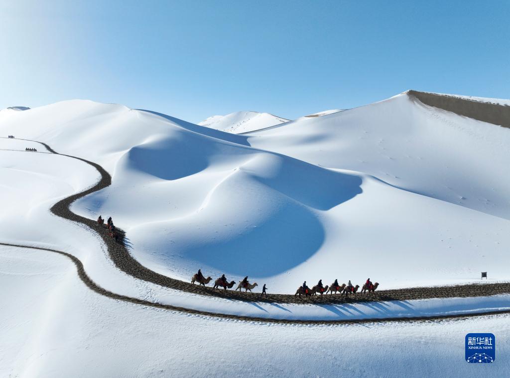 甘肅敦煌：雪後大漠景如畫