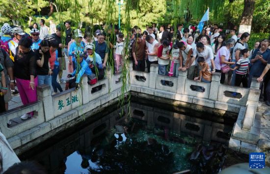 濟南：中秋小長假觀泉旅遊人氣旺